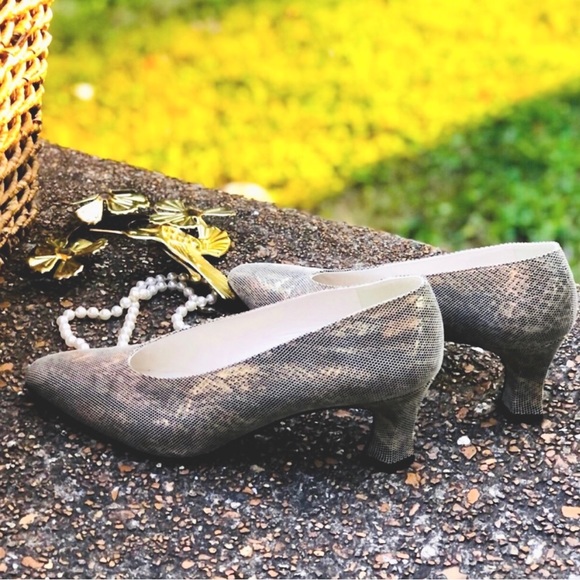 STUART WEITZMAN | 8.5 B | Gold Silver Cream Snake Low Pumps Kitten Heels Almond - Picture 1 of 16